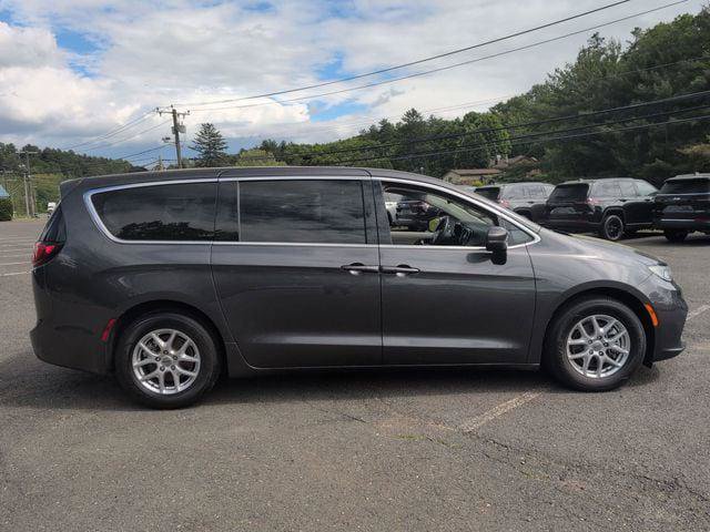 Certified 2023 Chrysler Pacifica Touring-L FWD image 4