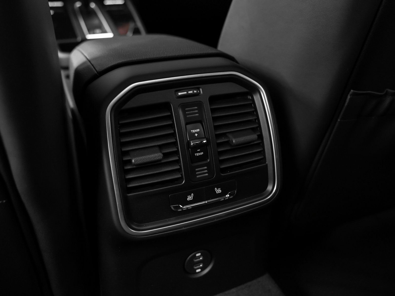 Certified 2025 Porsche Macan AWD/4WD image 39