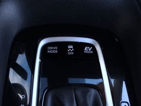 Used 2025 Toyota Corolla LE image 32