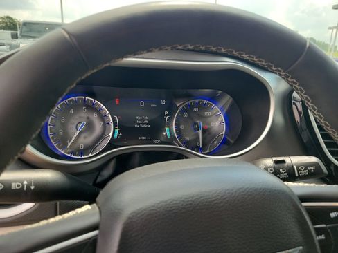 Used 2023 Chrysler Pacifica Touring-L FWD image 26