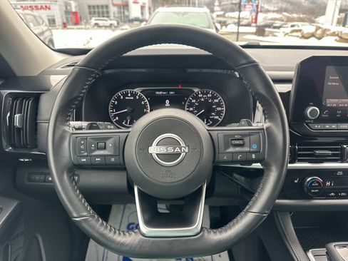 Used 2024 Nissan Pathfinder SV image 11