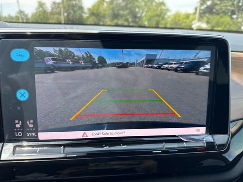Used 2025 Volkswagen Atlas SE FWD image 21
