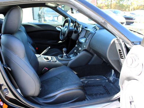Used 2009 Nissan 370Z Touring image 13