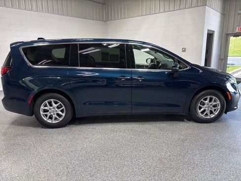 Used 2023 Chrysler Pacifica Touring-L FWD image 8