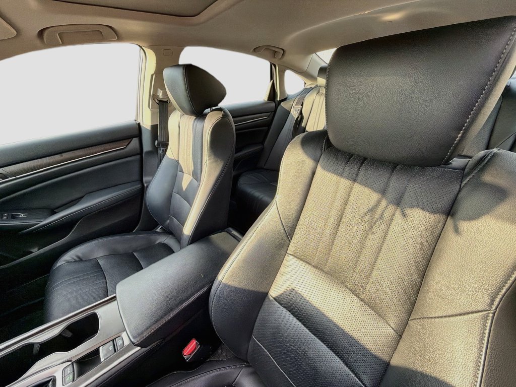 Used 2018 Honda Accord Touring image 10