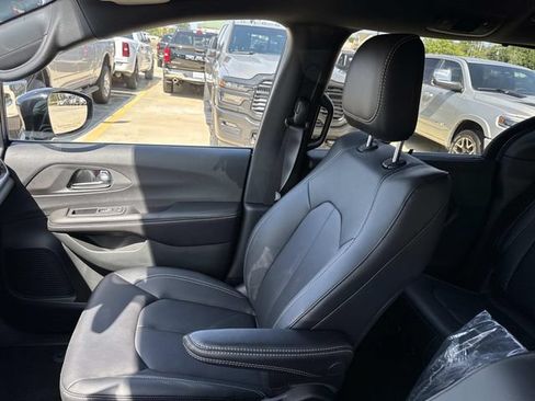 New 2027 Chrysler Pacifica Select AWD/4WD image 17