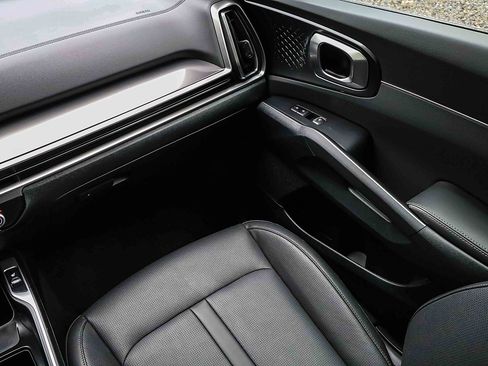 Certified 2025 Kia Sorento S FWD image 17