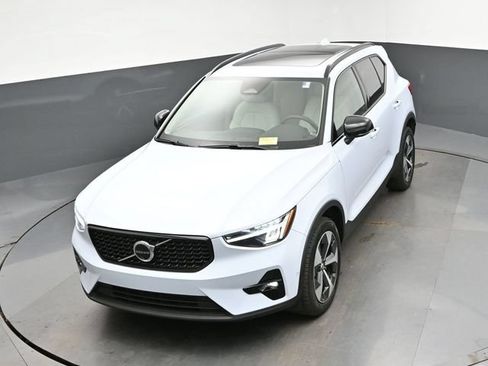 Used 2024 Volvo XC40 B5 Plus w/ Climate Package AWD/4WD image 19