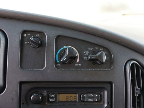 Used 2005 Ford E-350 and Econoline 350 Super Duty RWD image 29