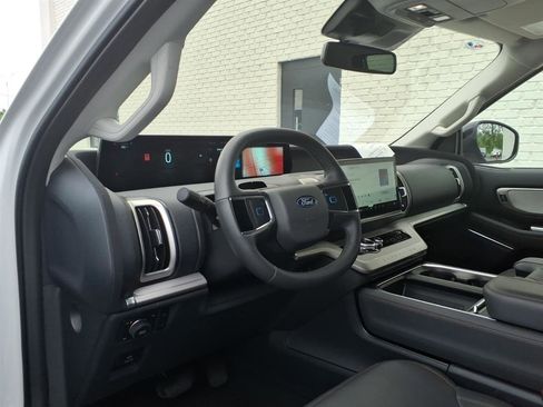 Used 2025 Ford Expedition Active AWD/4WD image 6