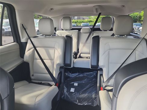 New 2026 Lincoln Navigator Premiere AWD/4WD image 16