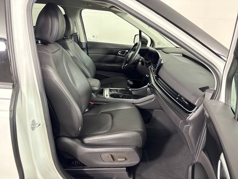 Used 2025 Kia Carnival SX FWD image 4