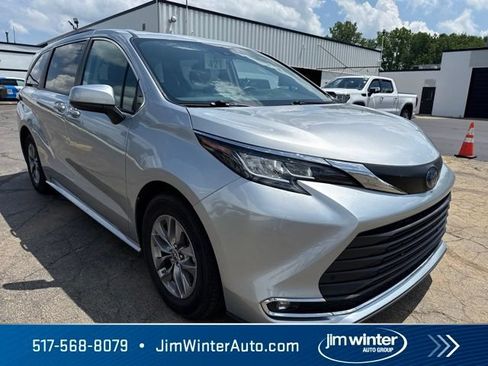 Used 2023 Toyota Sienna XLE FWD image 4