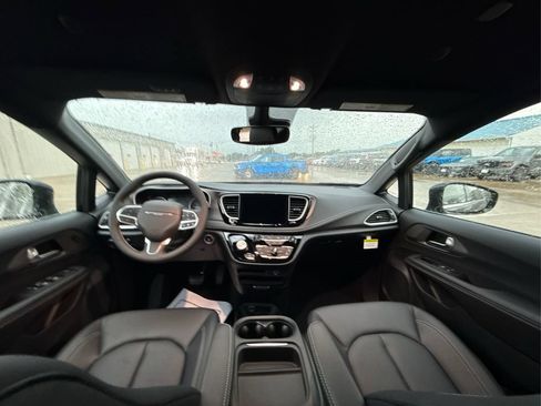 New 2027 Chrysler Pacifica Select AWD/4WD image 22