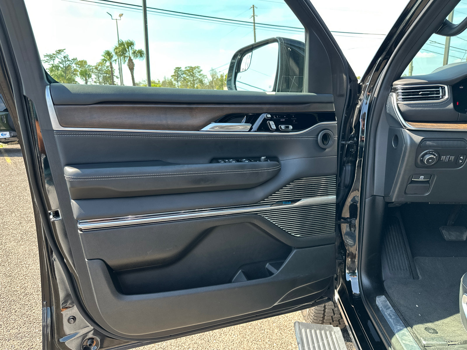 Used 2022 Jeep Grand Wagoneer Series I w/ Flexible Seating Group AWD/4WD image 10
