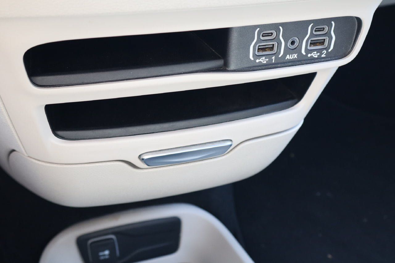 Used 2024 Chrysler Pacifica Touring-L FWD image 26