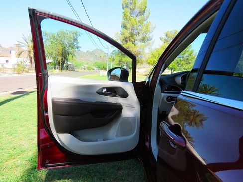 Used 2021 Chrysler Voyager LX image 22