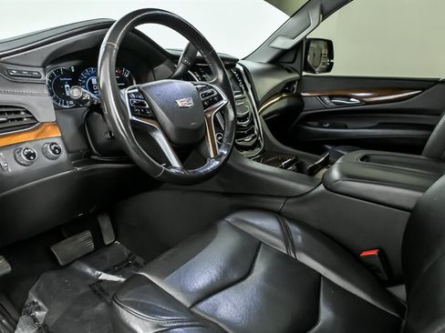 Used 2019 Cadillac Escalade Luxury AWD/4WD image 18