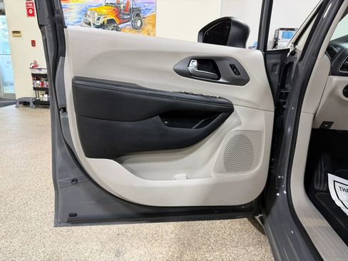 Used 2023 Chrysler Pacifica Touring-L FWD image 27