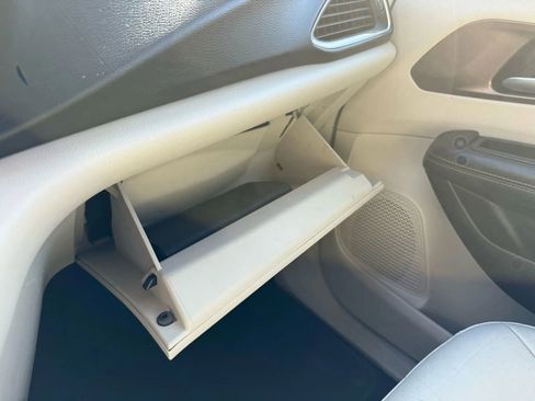 Used 2017 Chrysler Pacifica Touring-L image 16