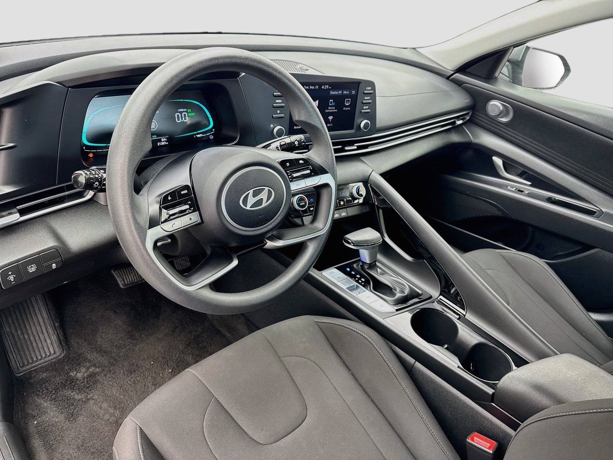 Used 2025 Hyundai Elantra Hybrid FWD image 7