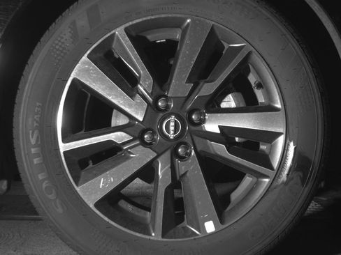 Used 2025 Nissan Versa SV FWD image 12