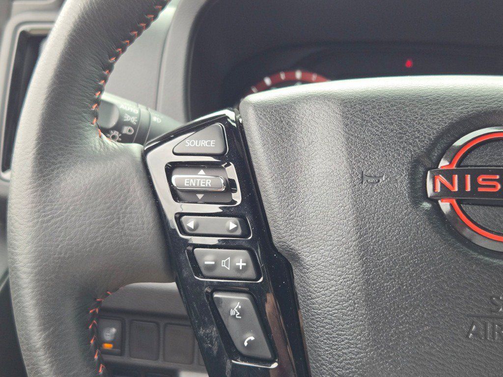Used 2025 Nissan Frontier PRO-4X AWD/4WD image 35