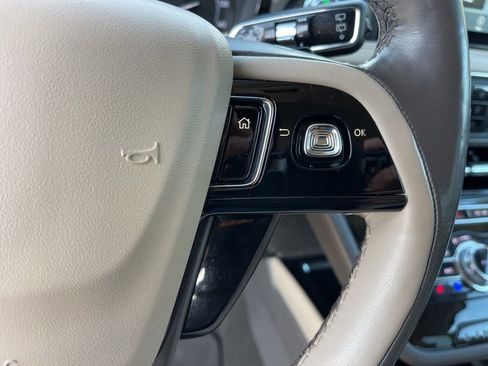 Used 2022 Lincoln Corsair AWD w/ Premium Package image 18