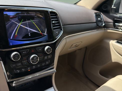 Used 2019 Jeep Grand Cherokee Overland AWD/4WD image 30