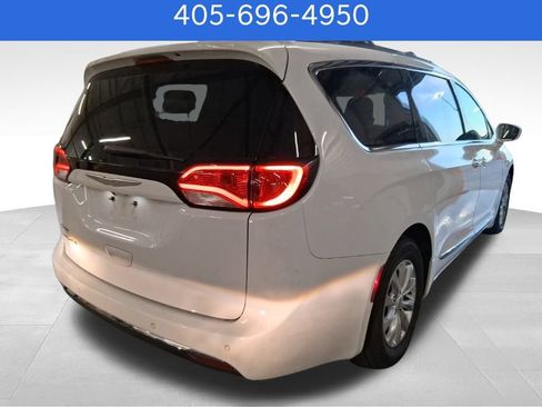 Used 2018 Chrysler Pacifica Touring-L image 3