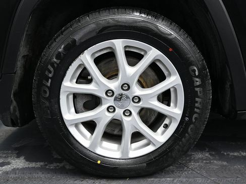 Used 2018 Jeep Cherokee Latitude w/ Safety Group image 11