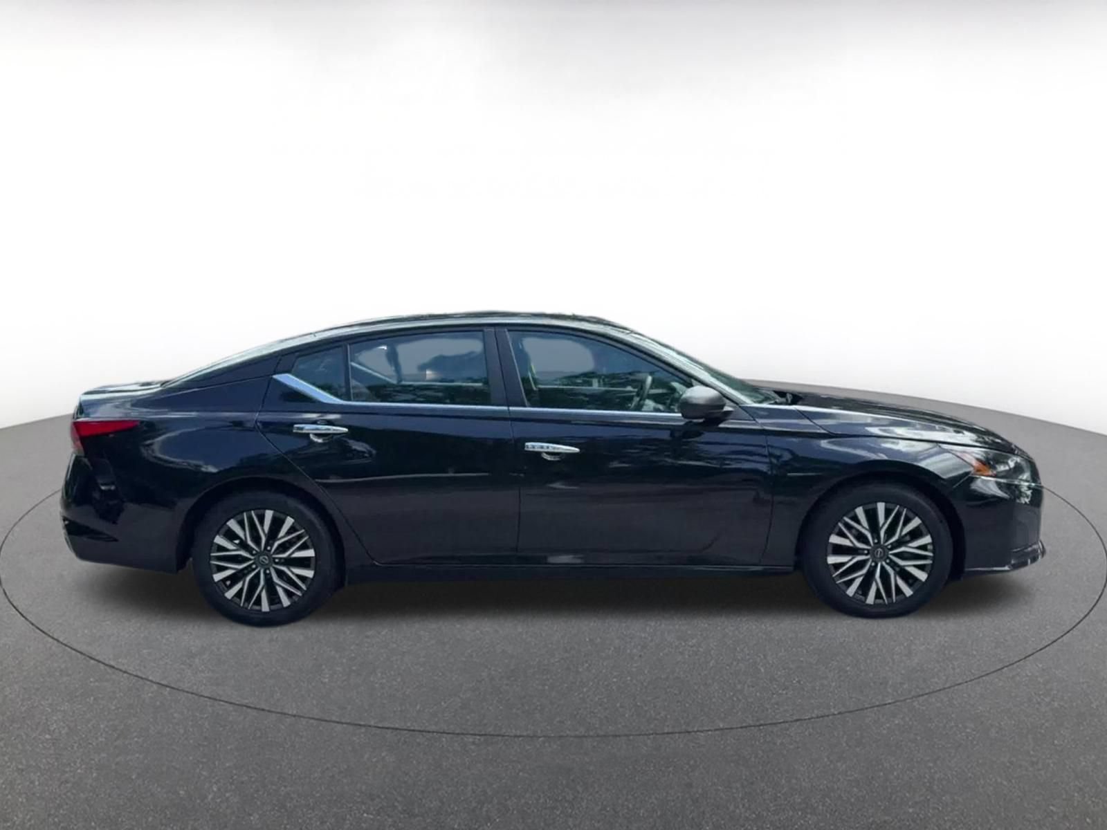 Used 2025 Nissan Altima 2.5 SV FWD image 16