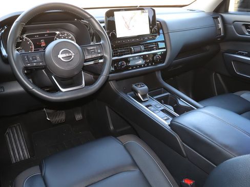 Used 2024 Nissan Pathfinder SL w/ Lighting Package (N92) FWD image 4