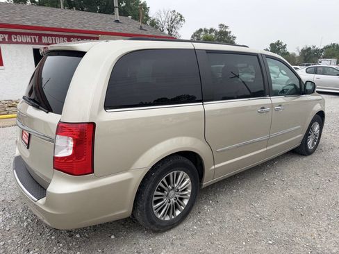 Used 2013 Chrysler Town & Country Touring-L w/ Driver Convenience Group FWD image 3