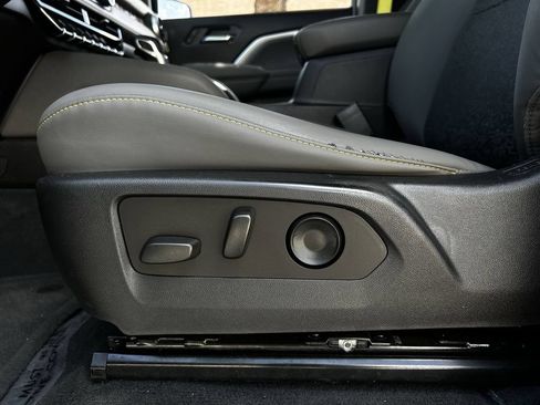Used 2024 Chevrolet Colorado ZR2 w/ Technology Package AWD/4WD image 29