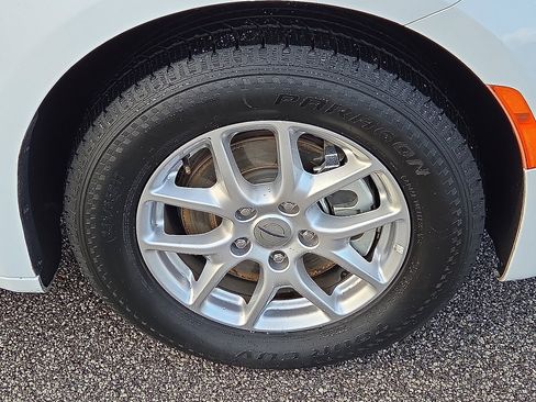 Used 2024 Chrysler Pacifica Touring-L image 7