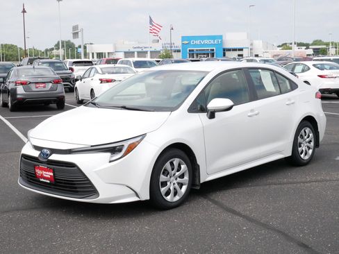 Certified 2025 Toyota Corolla LE FWD image 3