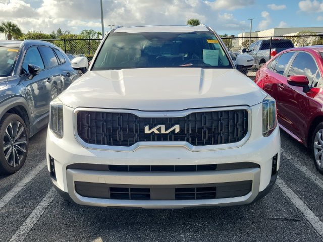 Used 2023 Kia Telluride EX w/ EX Captain's Chair Package FWD image 2