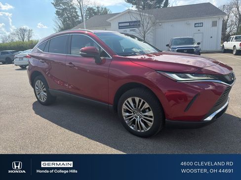 Used 2024 Toyota Venza XLE image 3