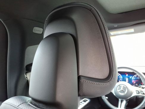 Used 2025 Mercedes-Benz GLC 300 4MATIC image 28