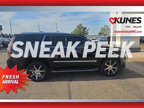Used 2017 Cadillac Escalade Luxury AWD/4WD image 2