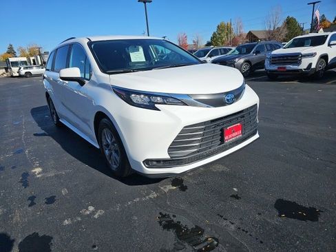 Used 2025 Toyota Sienna LE image 74