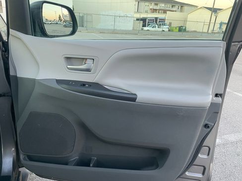 Used 2017 Toyota Sienna LE image 23