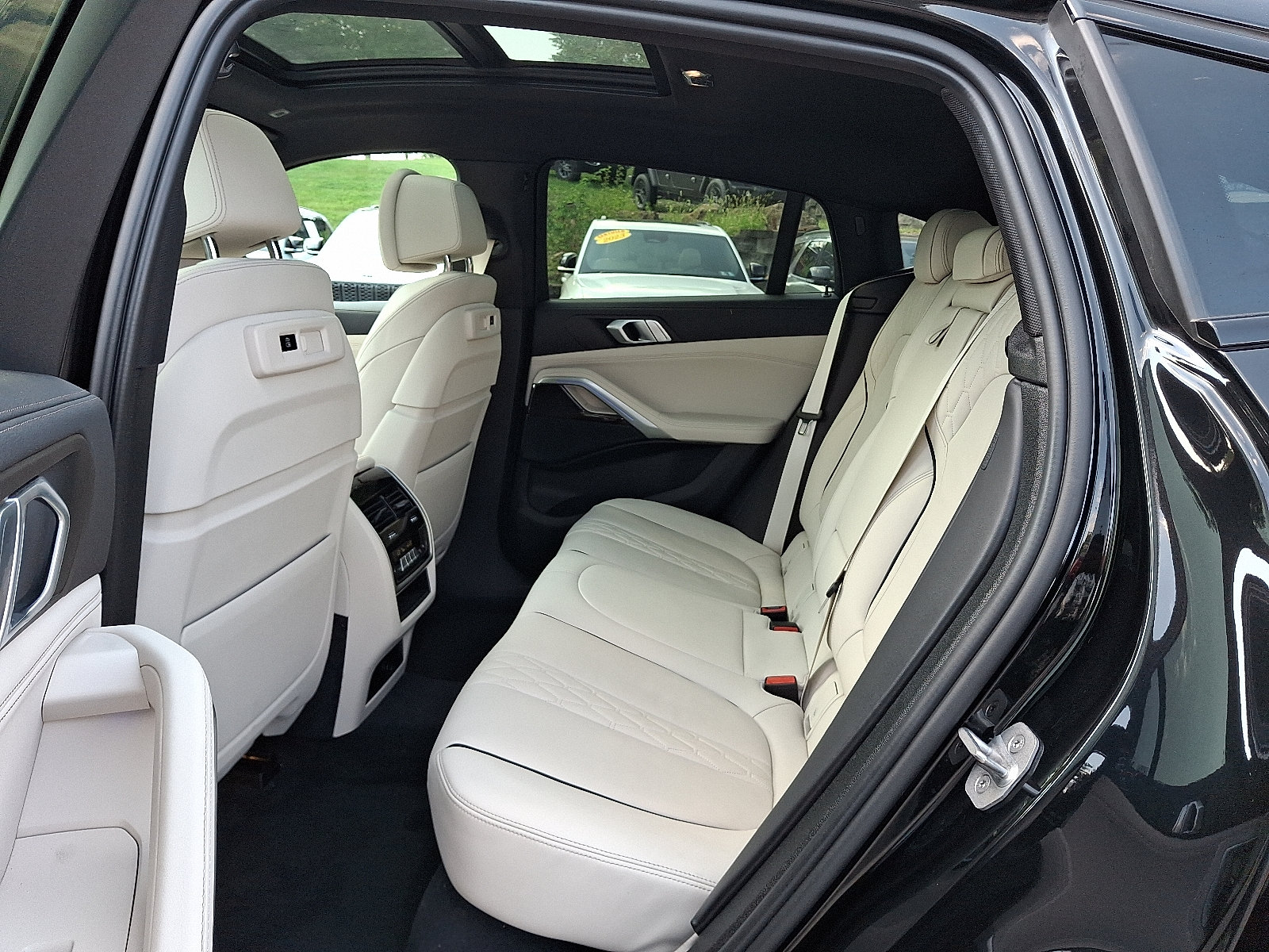 Used 2023 BMW X6 xDrive40i w/ M Sport Package AWD/4WD image 10