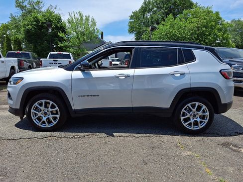 Used 2025 Jeep Compass Limited AWD/4WD image 2