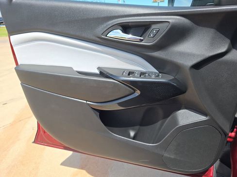 Used 2025 Chevrolet Trax LT w/ LT Convenience Package image 27