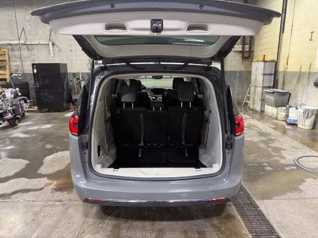 Used 2022 Chrysler Pacifica Touring-L FWD image 25