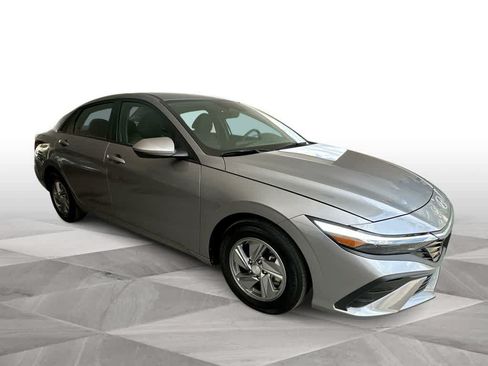 Used 2025 Hyundai Elantra SE FWD image 2