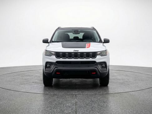 Used 2025 Jeep Compass Trailhawk AWD/4WD image 2