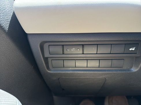 Used 2025 Mitsubishi Outlander SE FWD image 25